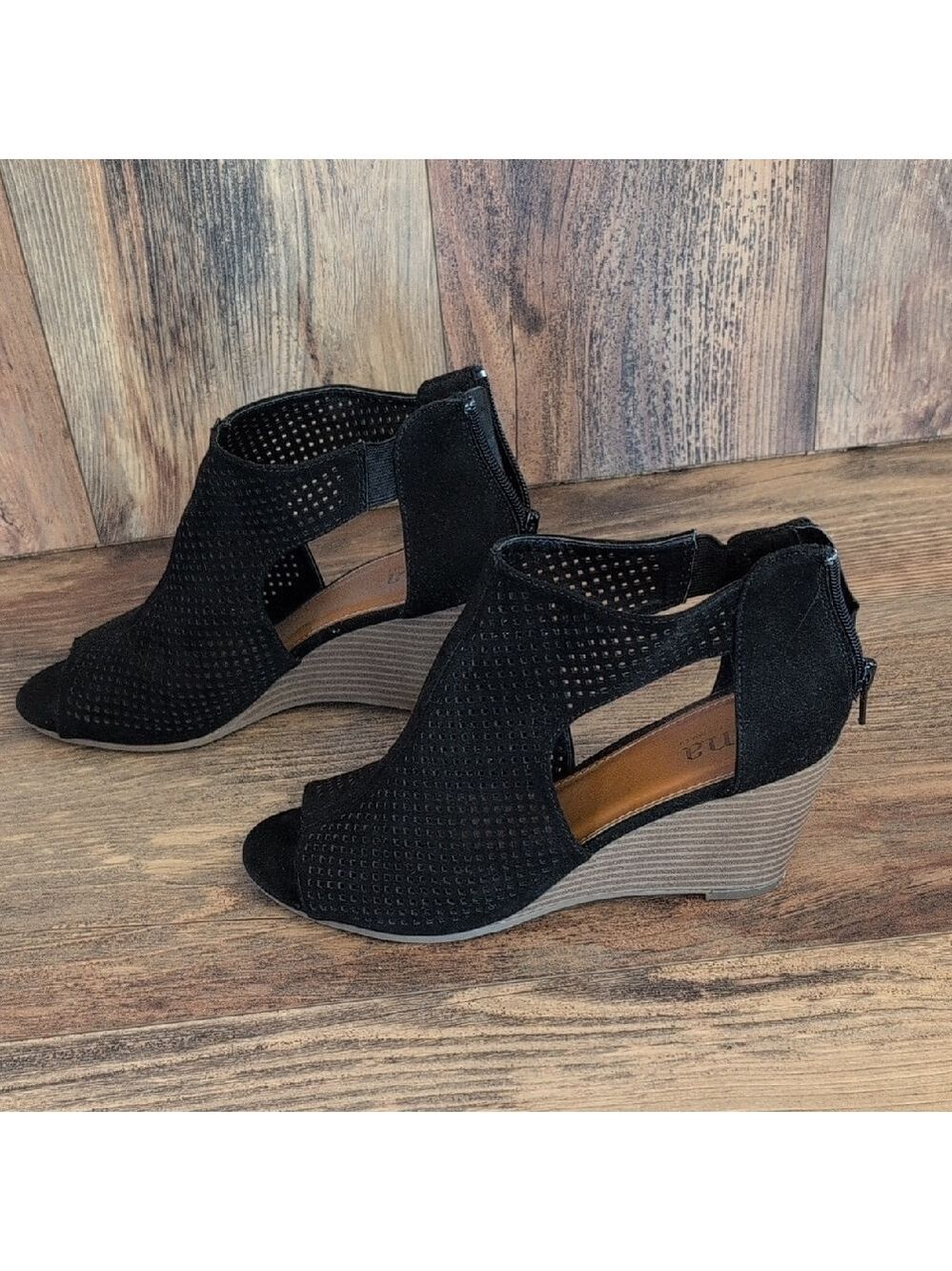 a.n.a Black Cutout Wedge Zip Back Peep Toe Sandals 7.5 L103